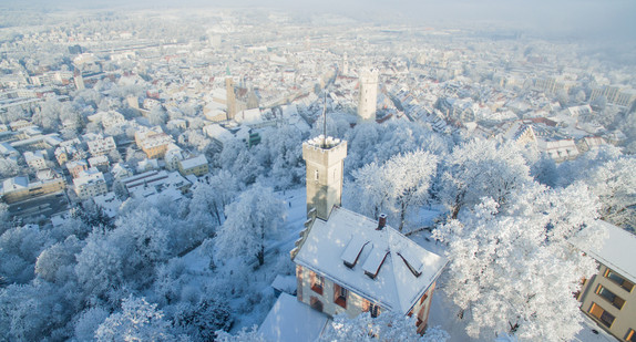Die Schnee bedeckte Veitsburg steht oberhalb der historischen Altstadt von Ravensburg. (Foto: © dpa)