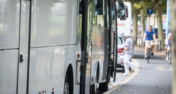 Parkende Reisebusse (© picture alliance/Frank Rumpenhorst/dpa)