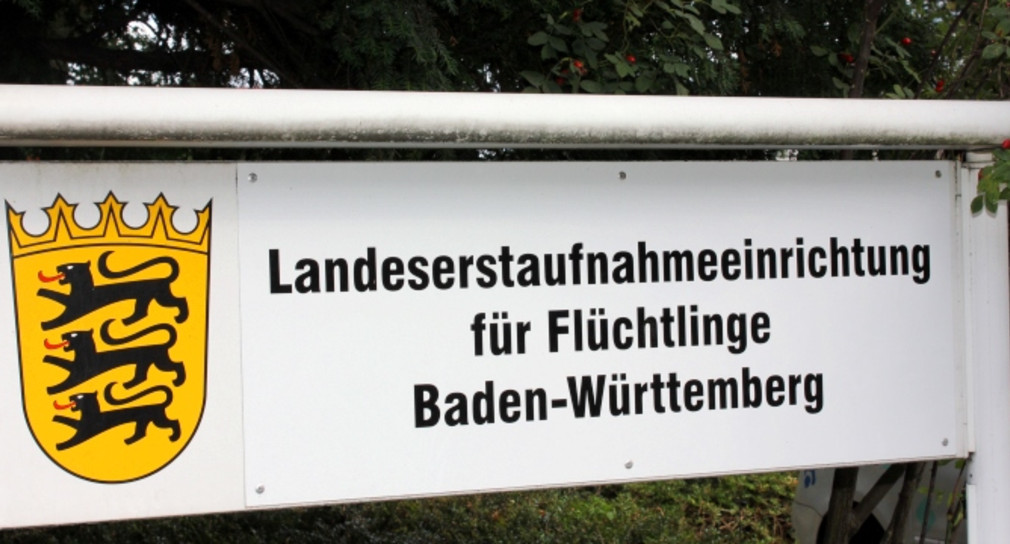 Schild der Landeserstaufnahmeeinrichtung in Karlsruhe