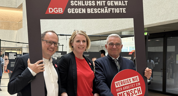 von links nach rechts: Vorsitzender des DGB Bezirks Baden-Württemberg, Kai Burmeister; stellvertretende Vorsitzende des DGB Bezirks Baden-Württemberg, Maren Diebel-Ebers und Innenminister Thomas Strobl
