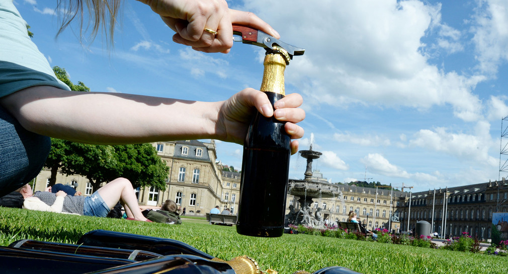Eine Bierflasche wird auf dem Stuttgarter Schlossplatz geöffnet. (Foto: © dpa)