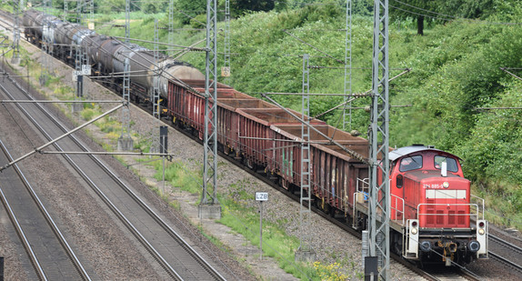 Güterzug fährt auf Rheintalbahn (Bild: © dpa)