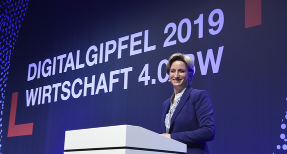 Wirtschaftsministerin Nicole Hoffmeister-Kraut beim Digitalgipfel 2019 (Bild: © KD BUSCH.COM)