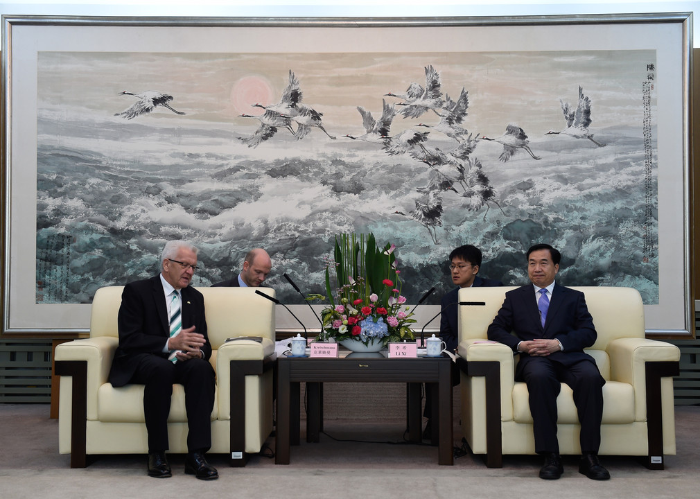 Ministerpräsident Winfried Kretschmann (l.) im Gespräch mit Li Xi (r.), dem Generalsekretär der Kommunistischen Partei der Provinz Liaoning.