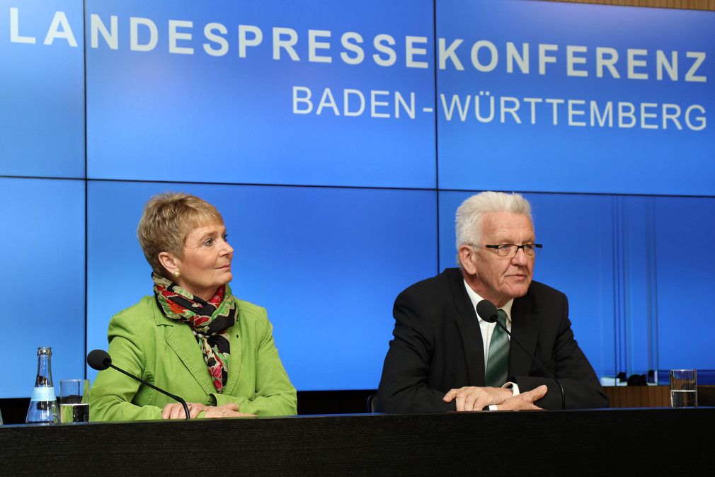 Ministerpräsident Winfried Kretschmann (r.) und Staatssekretärin Friedlinde Gurr-Hirsch (l.)