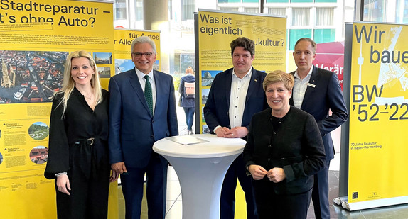 Eröffnung der Baukultur-Ausstellung in Ulm. Von links nach rechts: Milica Jeremic, Leiterin des Gebäudemanagements der Stadt Ulm, Gunter Czisch, Oberbürgermeister der Stadt Ulm, Michael Joukov, Nicole Razavi, Ministerin für Landesentwicklung und Wohnen, Dr. Stefan Bill, Vorsitzender des Vorstandes der Sparkasse Ulm.