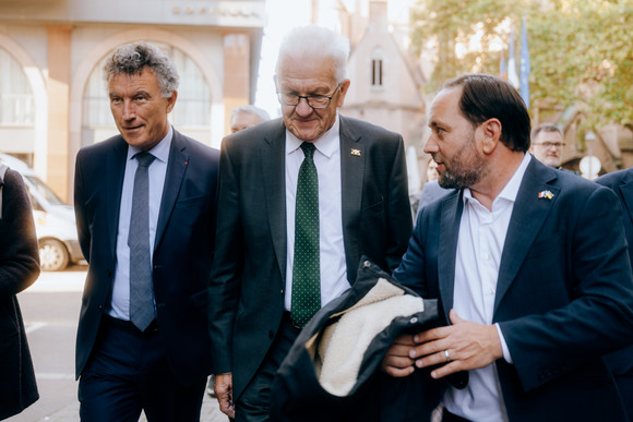 Franck Leroy (links), Präsident der Region Grand Est, gemeinsam mit Ministerpräsident Winfried Kretschmann (Mitte) und Europa-Staatssekretär Florian Haßler (rechts)