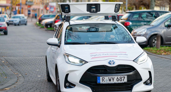Ein „Scan-Fahrzeug“ mit speziellen, auf dem Autodach montierten Kameras fährt durch eine Straße im Stadtteil Neckarstadt-West in Mannheim.
