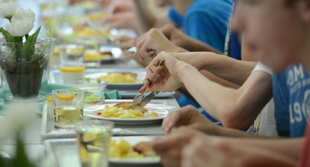 Schüler einer Ganztagsschule essen in der Mensa. (Foto: © dpa)