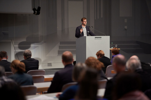 Landesentwicklung Veranstaltung zum Flächensparziel Dr. Ralph Henger, Senior Economist für Wohnungspolitik und Immobilienökonomik am Institut der deutschen Wirtschaft Köln e.V., mit einem Vortrag zum Thema „Viele Wege führen nach Rom: Überblick zur Bandbreite der Instrumente zur Reduzierung des Flächenverbrauchs“