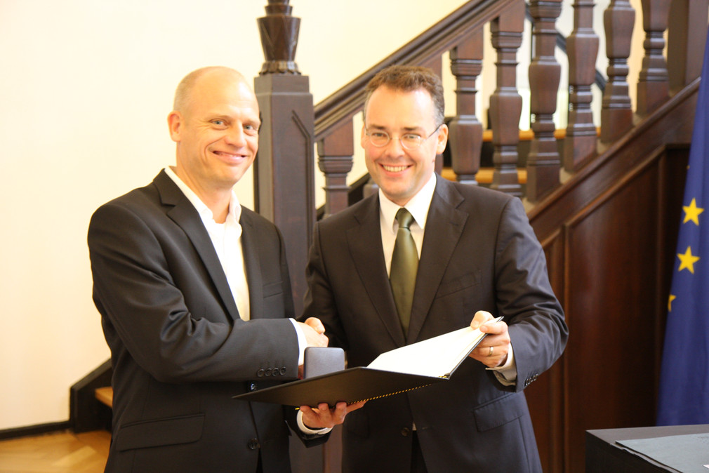 Minister Peter Friedrich überreicht Gerd Hufschmidt aus Nagold die Staufermedaille.