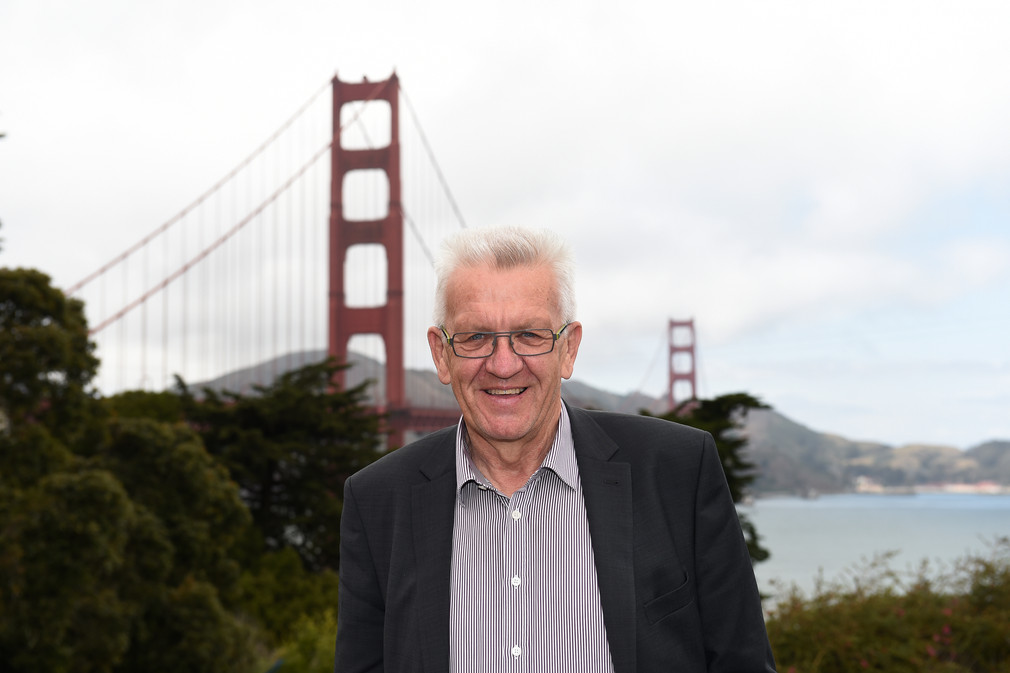 Ministerpräsident Winfried Kretschmann vor der Golden Gate Bridge in San Fransisco, Kalifornien.