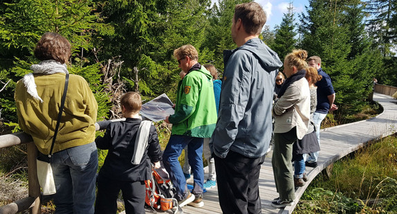 Simone Fischer ist mit weiteren Teilnehmerinnen auf einem Rundgang im Nationalpark am Ruhestein im Schwarzwald unterwegs.