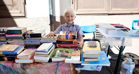 Ein Kind verkauft Bücher