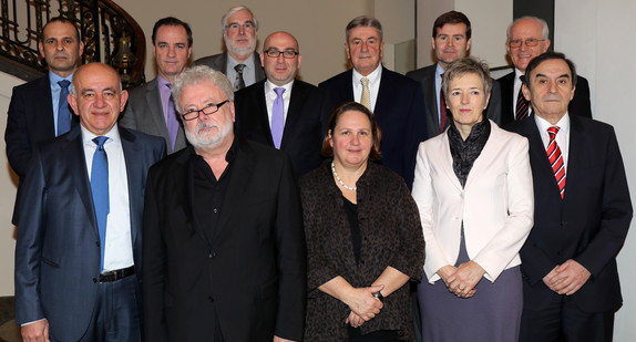 Staatsminister Klaus-Peter Murawski (vorne, 2.v.l.) und Staatssekretärin Theresa Schopper (vorne, M.) mit den in Baden-Württemberg ansässigen Berufskonsuln