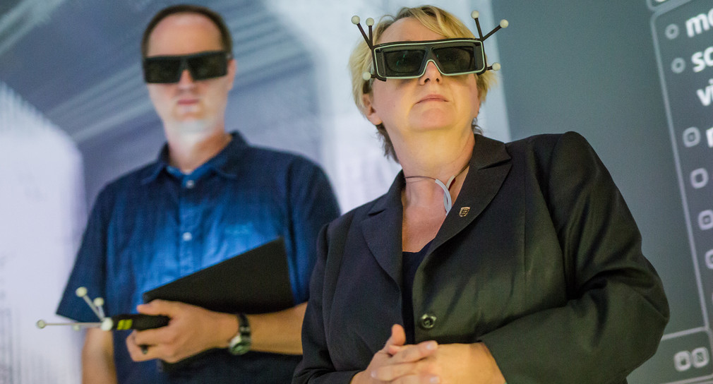 Wissenschaftsministerin Theresia Bauer besucht einen Raum mit 3D-Projektionen in der Universität Stuttgart. (Bild: picture alliance / Christoph Schmidt/dpa)