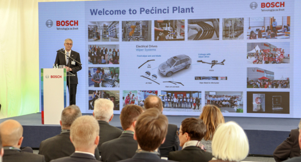 Ministerpräsident Winfried Kretschmann besichtigt am 17. April 2018 mit der Delegation das Bosch-Werk in Pećinci – Empfang durch Werkleiter Peter Richter
