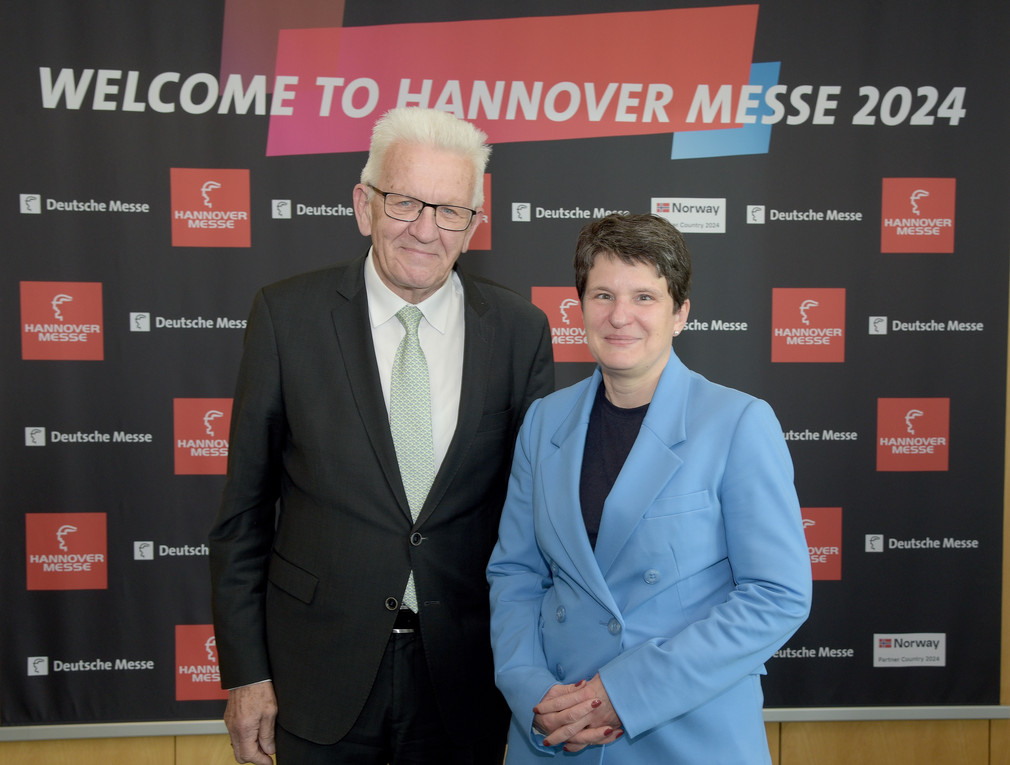 Ministerpräsident Winfried Kretschmann (links) und Tanja Gönner (rechts), Hauptgeschäftsführerin des Bundesverbandes der Deutschen Industrie (BDI)