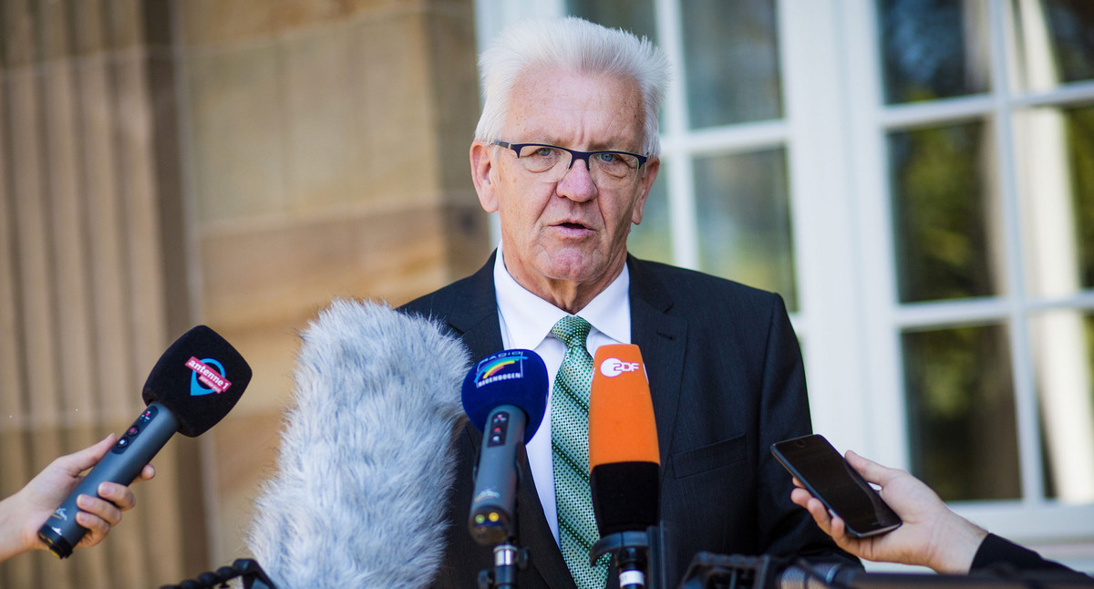 Ministerpräsident  Winfried Kretschmann gibt vor dem Staatsministerium ein Presseinterview.