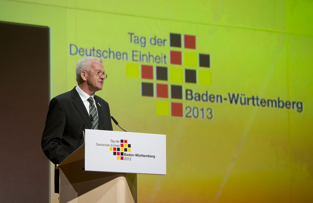 Ministerpräsident und Bundesratspräsident Winfried Kretschmann bei seiner Rede beim Festakt zum Tag der deutschen Einheit in der Liederhalle