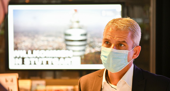 Staatssekretär Dr. Patrick Rapp vor einem Bildschirm