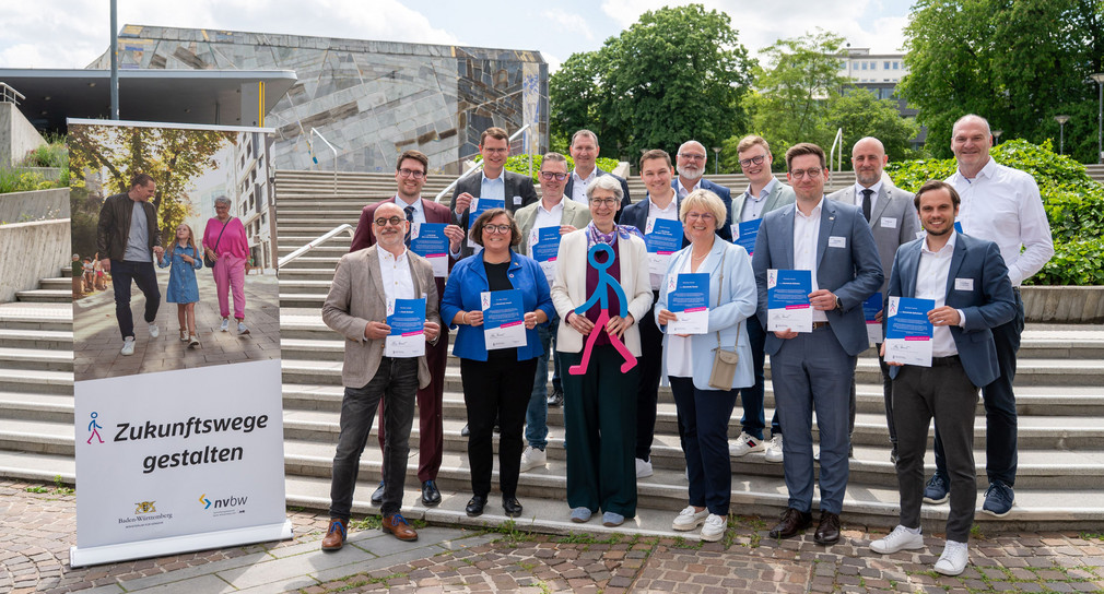 Gruppenfoto der am Fußverkehrs-Checks 2025 teilnehmenden Städte und Gemeinden mit Staatssekretärin Elke Zimmer