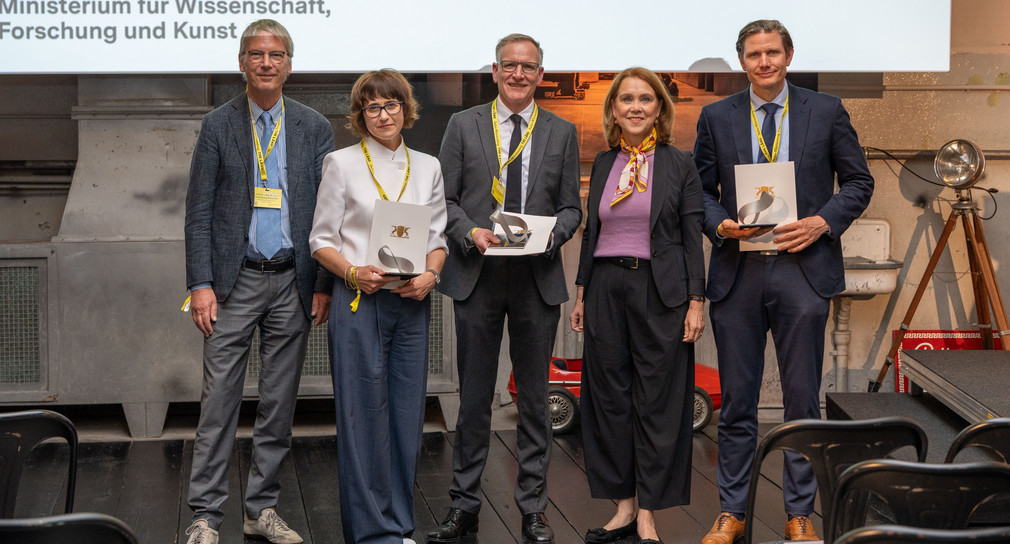 von links nach rechts: Prof. Dr. Dr. h.c. Hans-Georg Kräusslich, Präsident der Heidelberger Akademie der Wissenschaften; Prof. Dr. Irena Kogan, Mannheimer Zentrum für Europäische Sozialforschung; Prof. Dr. Largus Angenent, Mathematisch-Naturwissenschaftliche Fakultät der Universität Tübingen; Wissenschaftsministerin Petra Olschowski und Prof. Dr. Robert Zeiser, Medizinische Fakultät der Universität Freiburg