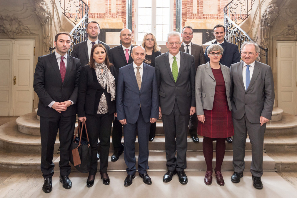 Gruppenfoto mit Premierminister Isa Mustafa (vordere Reihe, 3.v.l.) und Ministerpräsident Winfried Kretschmann (vordere Reihe, 3.v.r.)