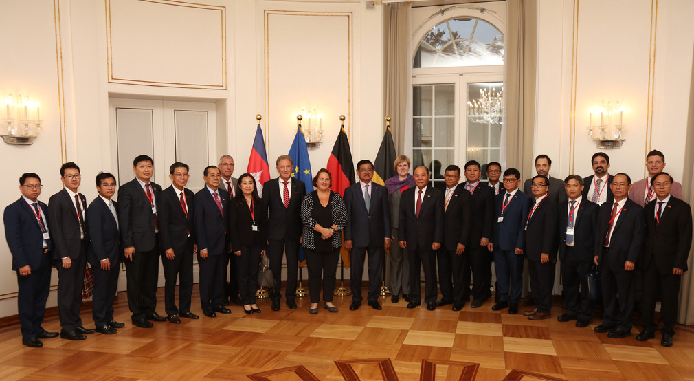 Gruppenbild mit Staatsministerin Theresa Schopper (M.) und der Delegation aus Kambodscha (Bild: Staatsministerium Baden-Württemberg)