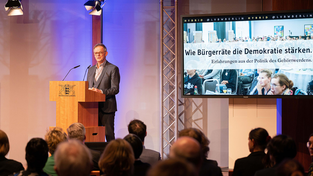 Der Bevollmächtigtes Des Landes Baden-Württemberg beim Bund, Staatssekretär Rudi Hoogvliet begrüßt die Veranstaltungsgäste