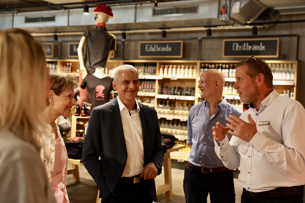 Staatssekretär Dr. Patrick Rapp tauscht sich im Regionalmarkt WÄLDER:Genuss aus