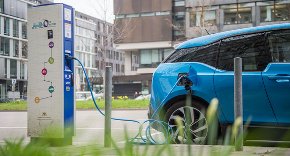 Ein Elektroauto steht in Stuttgart an einer öffentlichen Ladesäule (Bild: © dpa).