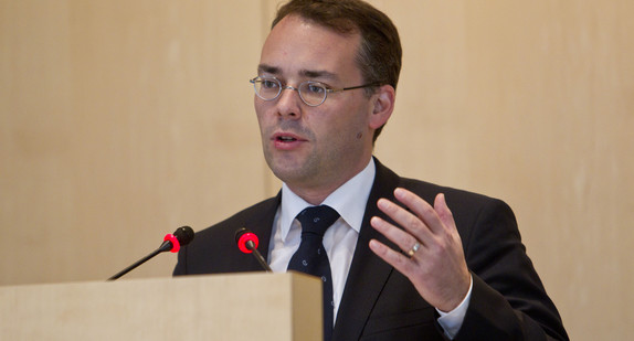 Der Minister für Bundesrat, Europa und Internationale Angelegenheiten, Peter Friedrich, beim Netzwerktreffen 2011 im Vorfeld der Europawoche 2012 am 2. Dezember 2011 in Stuttgart