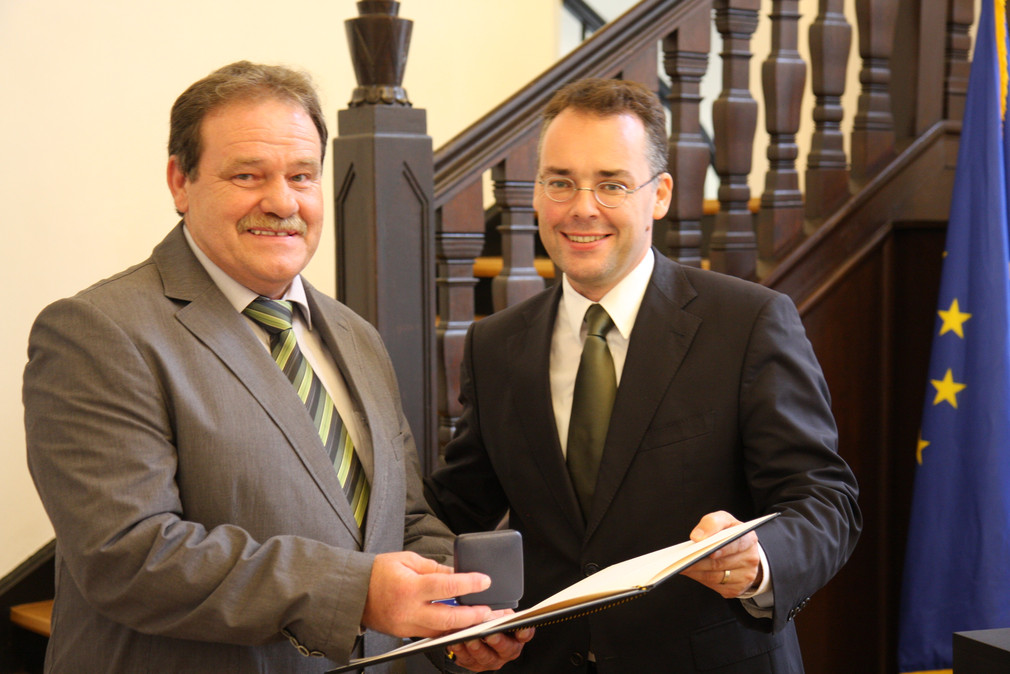 Minister Peter Friedrich überreicht Werner Mohr aus Buchen die Staufermedaille.