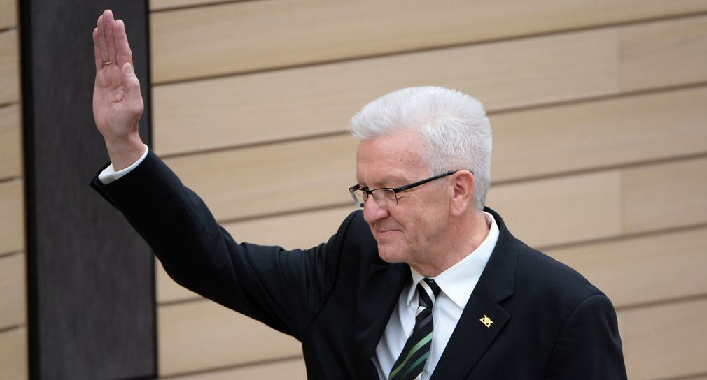Winfried Kretschmann wird im Landtag von Baden-Württemberg in Stuttgart nach seiner Wahl zum Ministerpräsidenten des Landes vereidigt (Quelle: dpa).