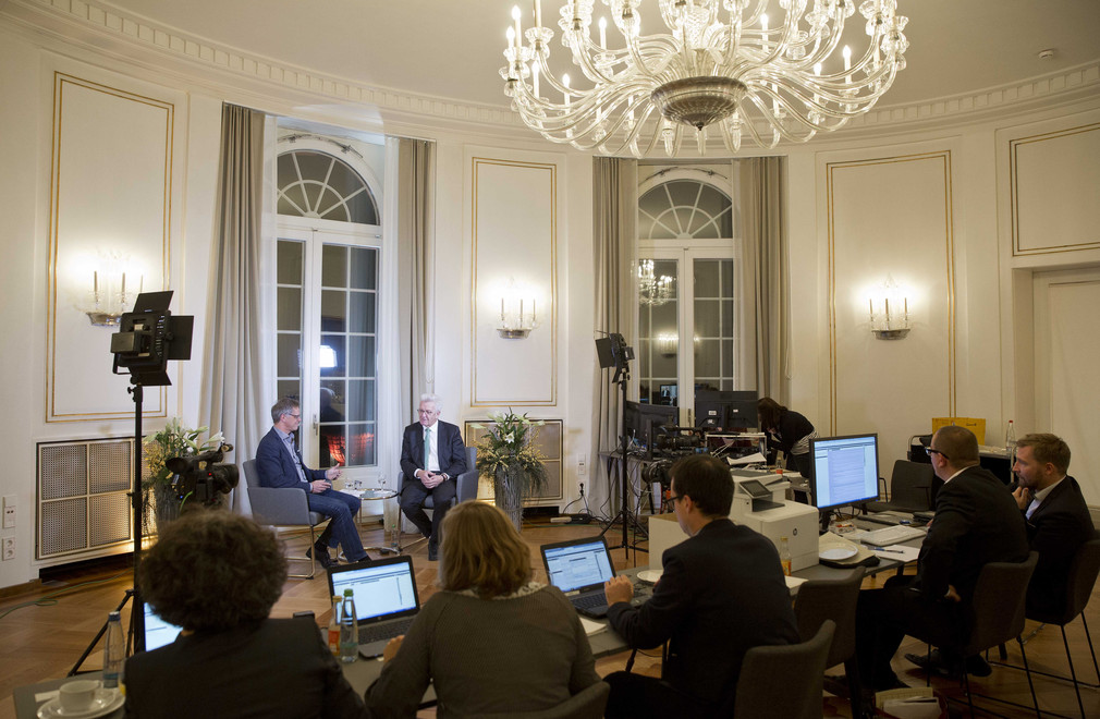 Online-Bürgersprechstunde mit Ministerpräsident Kretschmann in der Villa Reitzenstein.
