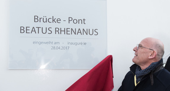 Verkehrsminister Winfried Hermann weiht am 28.04.2017 in Kehl (Baden-Württemberg) die neue Beatus-Rhenanus-Brücke ein. (Foto: dpa)