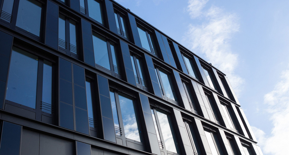 Das ZSW-Institutsgebäude in Stuttgart-Vaihingen mit den blauschwarzen CIGS-Dünnschichtmodulen an der Fassade (Foto: © ZSW)