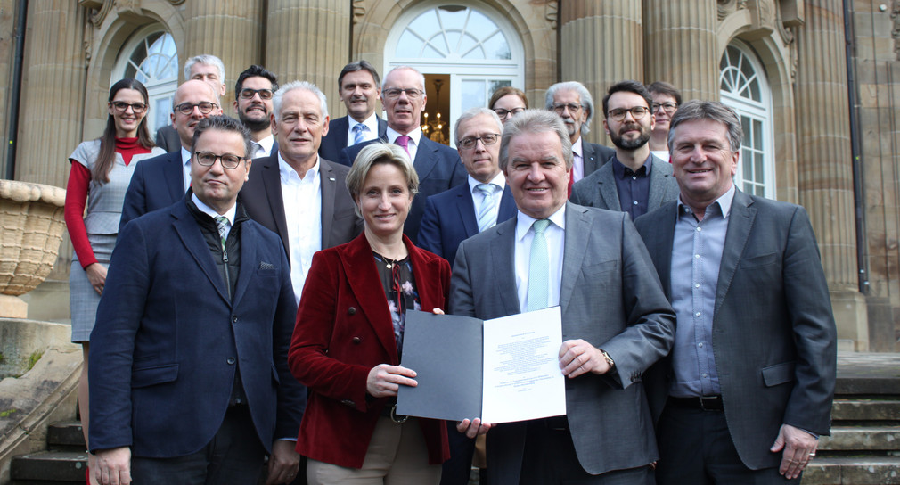 Von links: Verbraucherschutzminister Peter Hauk, Wirtschaftsministerin Dr. Nicole Hoffmeister-Kraut, Umwelt- und Energieminister Franz Untersteller, Sozial- und Integrationsminister Manne Lucha und Vertreterinnen und Vertreter von Institutionen und Verbänden unterzeichnen einen gemeinsame Erklärung, die einkommensschwache Haushalte dabei unterstützen soll, Energie einzusparen.