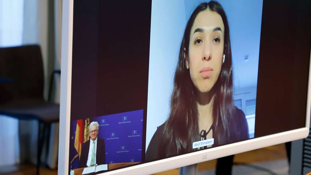 Monitor bei einer Videoschaltkonferenz von Ministerpräsident Winfried Kretschmann mit Friedensnobelpreisträgerin Nadia Murad 