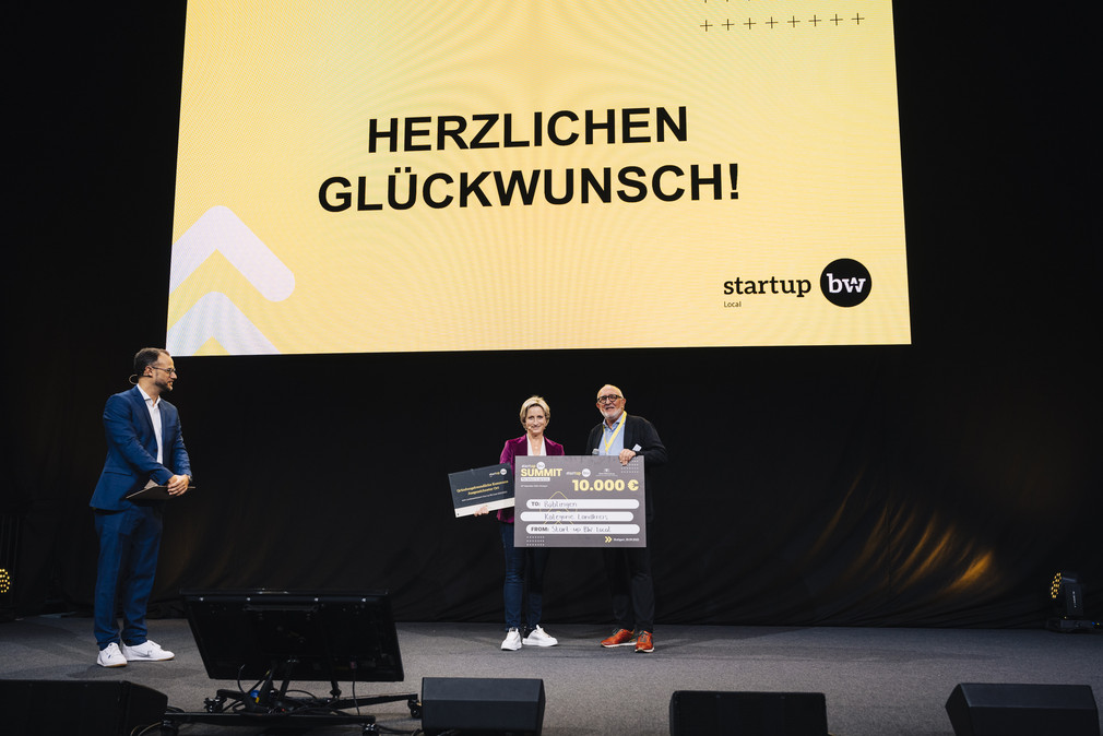 Veranstaltung Start-up BW Summit 2022 Ministerin Hoffmeister-Kraut mit dem Gewinner des Wettbewerbs Start-up BW Local in der Kategorie Landkreis: Der Landkreis Böblingen
