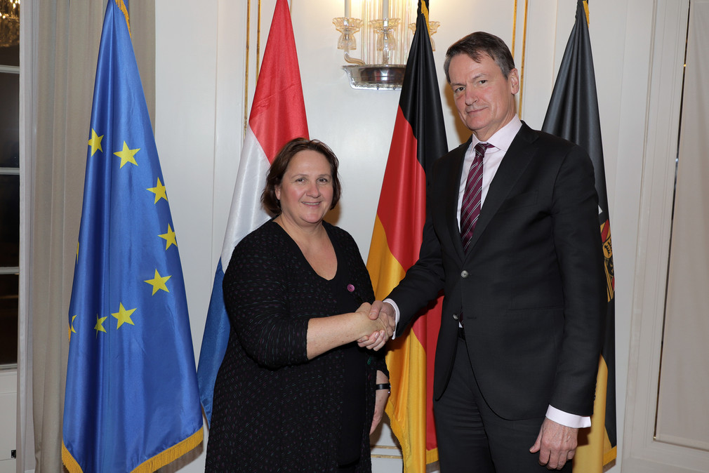 Staatsministerin Theresa Schopper (l.) und der niederländische Botschafter Wepke Kingma (r.) (Bild: Staatsministerium Baden-Württemberg)