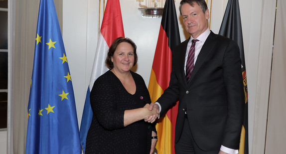 Staatsministerin Theresa Schopper (l.) und der niederländische Botschafter Wepke Kingma (r.) (Bild: Staatsministerium Baden-Württemberg)