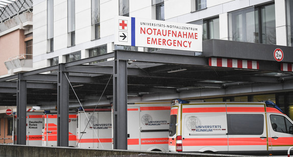 Rettungswagen stehen vor der Notaufnahme der Universitätsklinik Freiburg. (Bild: picture alliance/Patrick Seeger/dpa)