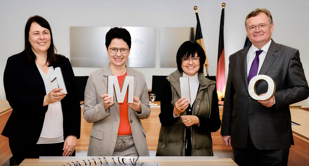 von links nach rechts: Leiterin des IuK-Fachzentrums Nicole Helms, Ministerin der Justiz und für Migration Marion Gentges MdL, Vizepräsidentin des Oberlandesgericht Stuttgart Luitgard Wiggenhauser und Ministerialdirektor Elmar Steinbacher.