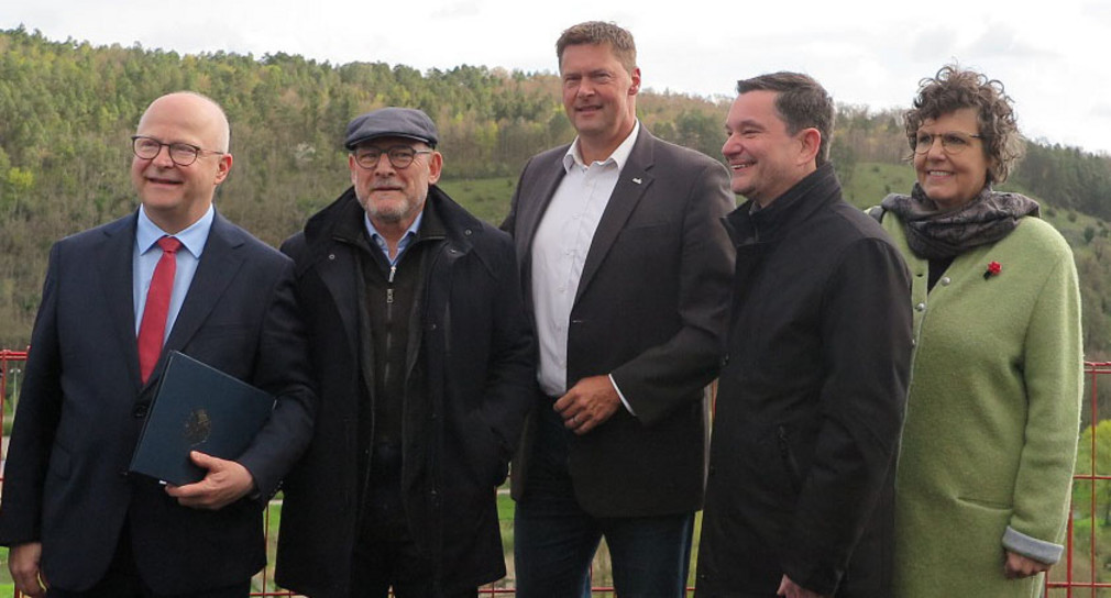 Michael Theurer, Parlamentarischer Staatssekretär beim Bundesminister für Digitales und Verkehr; Verkehrsminister Winfried Hermann; Oberbürgermeister von Horb, Peter Rosenberger; Klaus Mack, Mitglied des Bundestags und Regierungspräsidentin Sylvia M. Felder bei der Grundsteinlegung für die Neckartalbrücke der Ortsumfahrung Horb