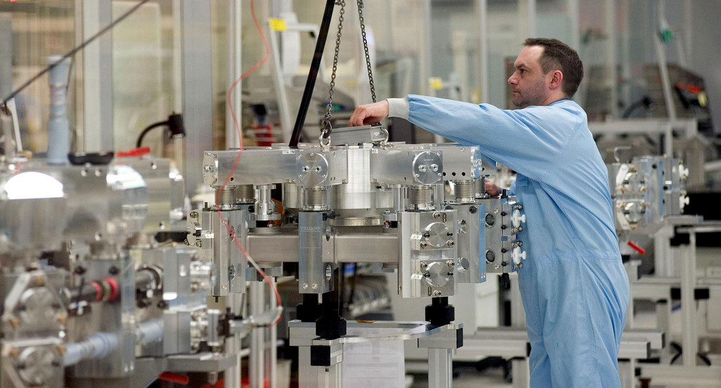 Produktion von Laserwerkzeugen im Reinraum - Werksreportage bei dem mittelständischen Maschinenbauer Trumpf GmbH und Co.Kg in Ditzingen (© Trumpf GmbH und Co.Kg)