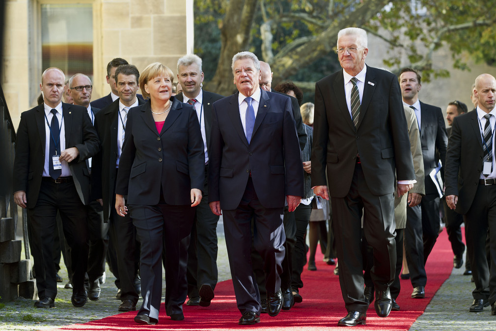 v.l.n.r.: Bundeskanzlerin Angela Merkel, Bundespräsident Joachim Gauck und Bundesratspräsident Winfried Kretschmann beim Gang zur Stiftskirche