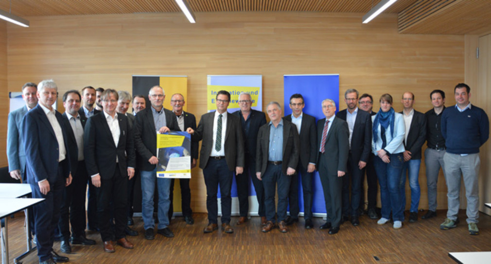 Gruppenbild zum Start des Forschungsprojekts zum Holzbau mit Minister Peter Hauk (Quelle: MLR / Harald Wetzel)