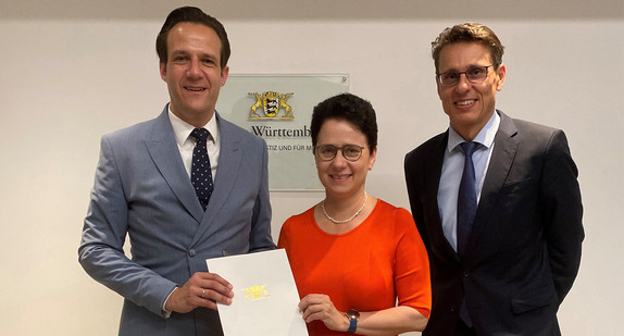 Überreichung der Ernennungsurkunde